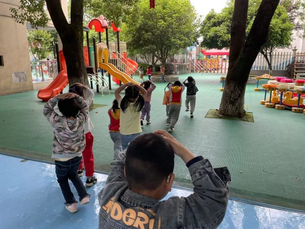 丹洲乡坪湖幼儿园开展防震减灾演练活动