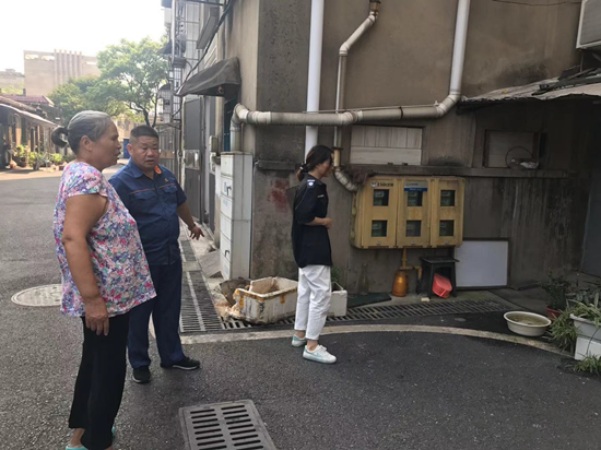 泗神廟社區(qū)開展小區(qū)雜物清理工作