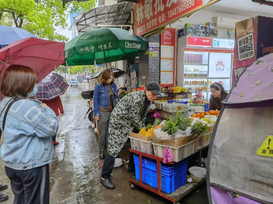 泗神廟社區(qū)集中整治門店占道經(jīng)營現(xiàn)象 維護市容市貌