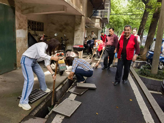 泗神廟社區(qū)開展溝渠垃圾清理志愿服務活動