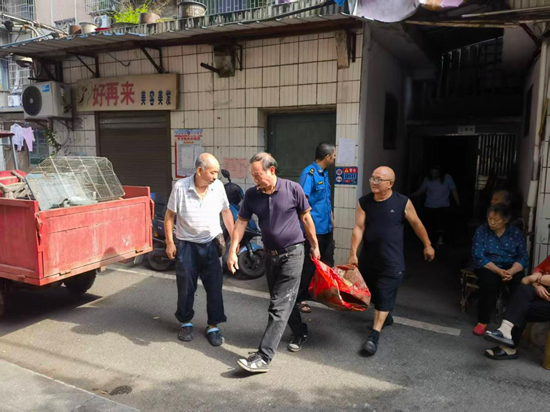 泗神庙社区开展楼道杂物专项整治行动
