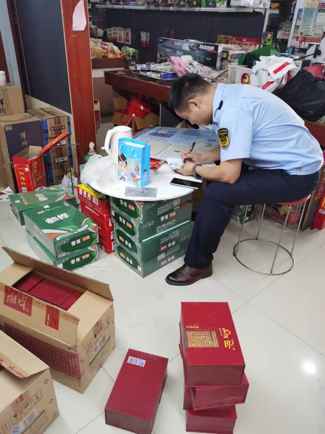 “铁拳”打假！汨罗市场监管局查获37瓶假冒名酒