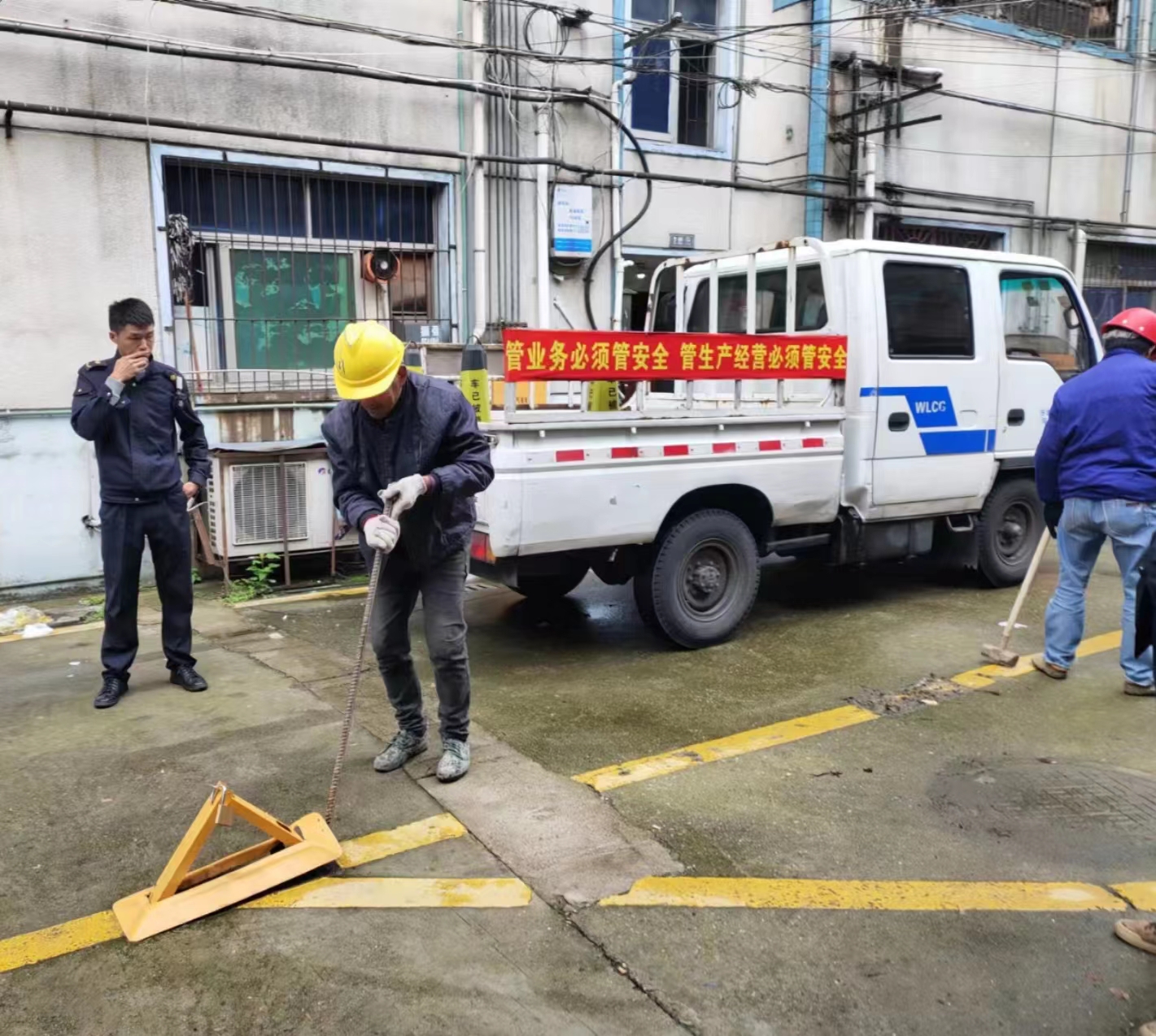 新建巷社区开展清理私装地锁 营造有序停车环境