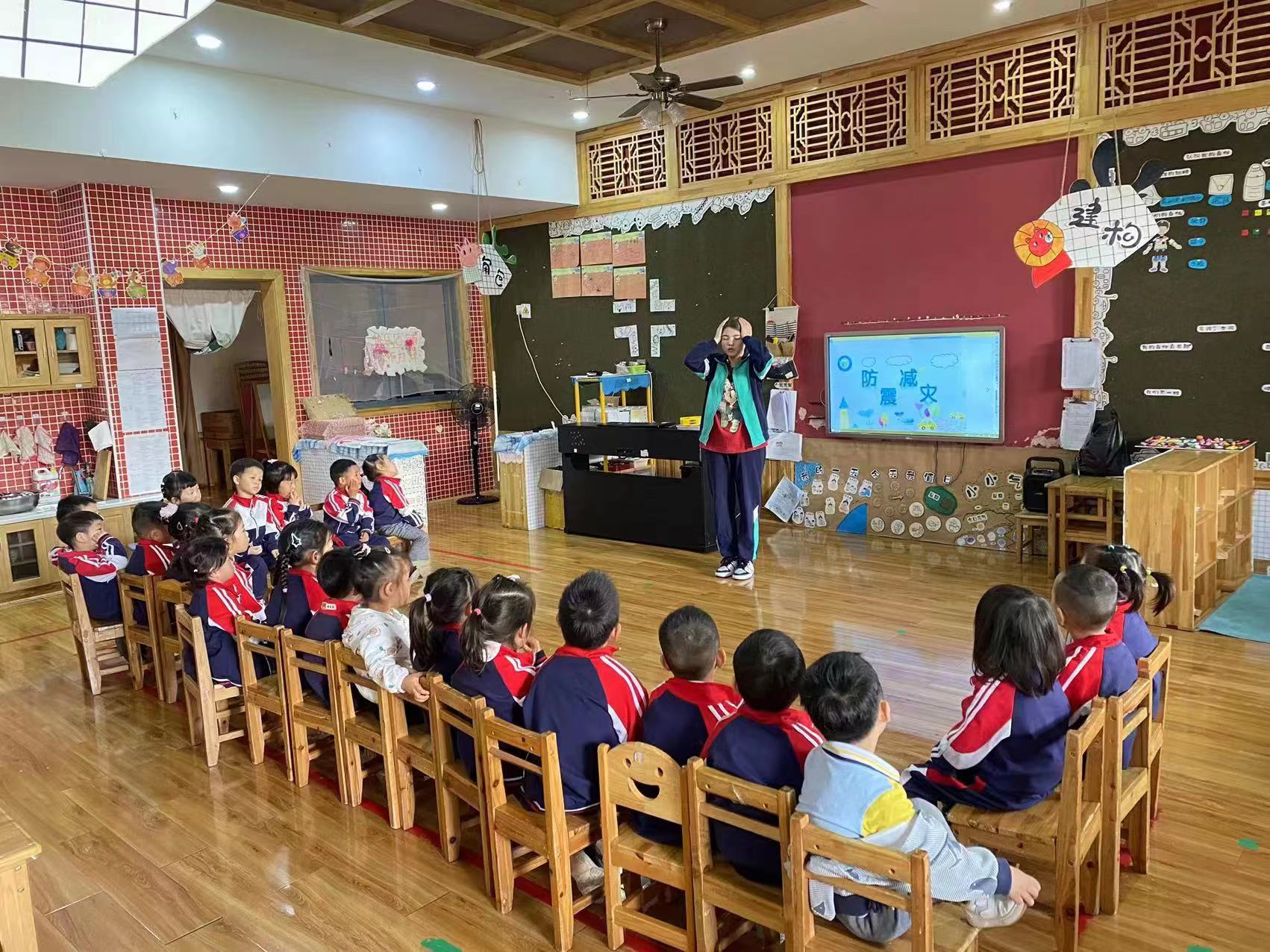 新建巷社区联合美麟幼稚园开展 “防震减灾”疏散演练活动