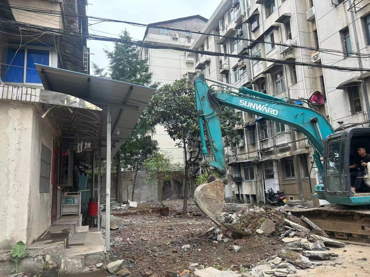 新建巷社区开展违建拆除安全整治行动