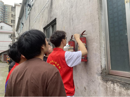 长家山社区联合湖南文理学院大学生志愿者开展消防器材安全专项督导检查行动