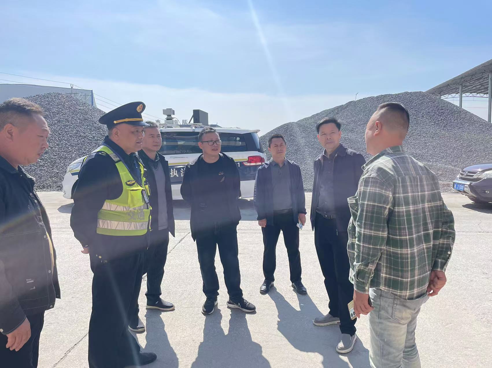 县领导检查源头企业治超及安全生产工作