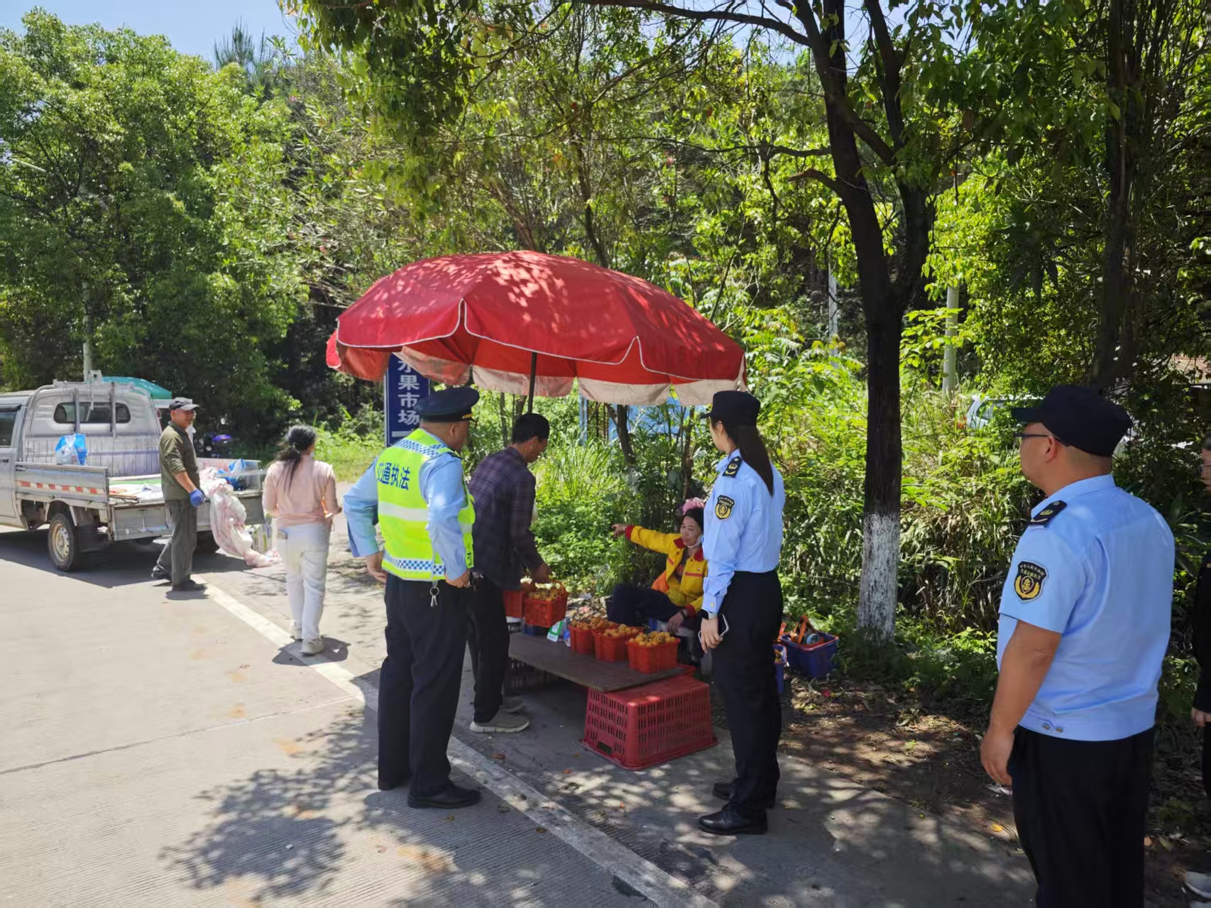 部门联动开展公路沿线占道经营专项整治