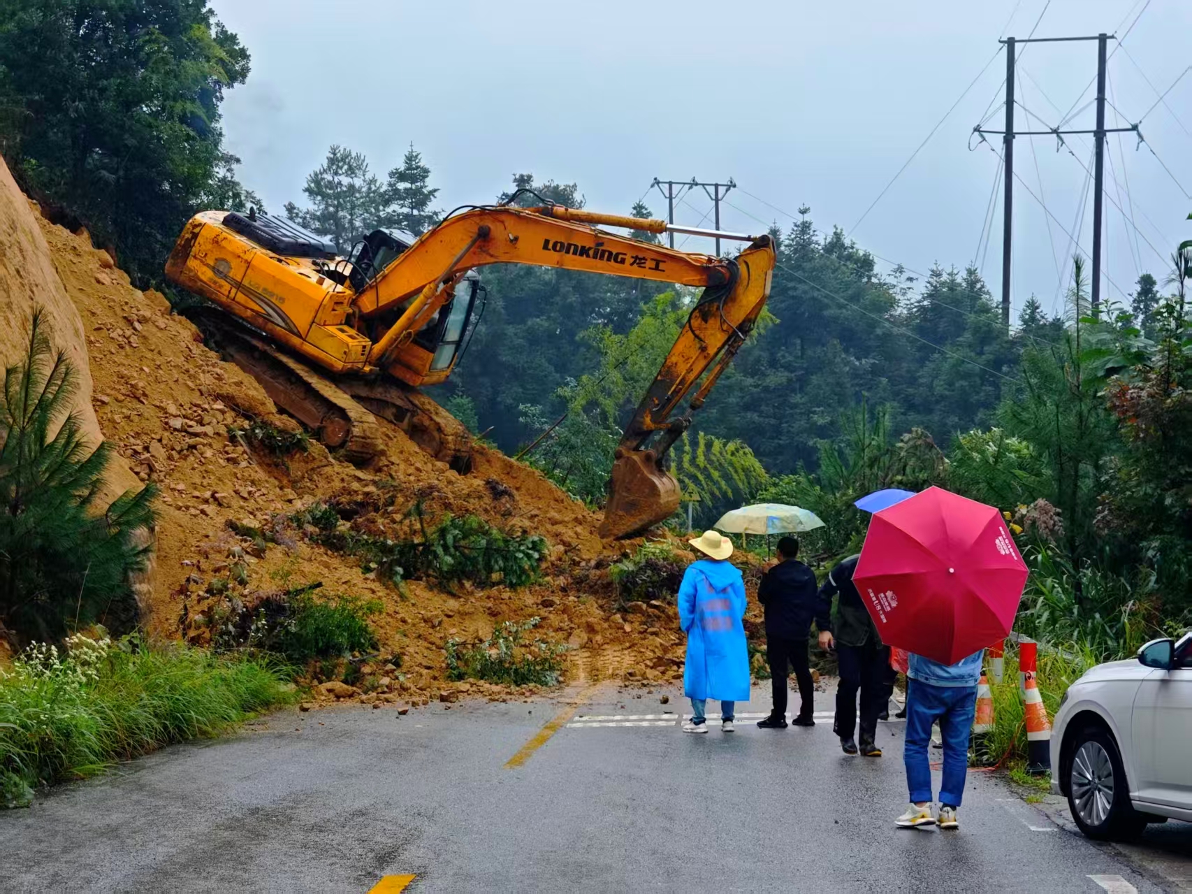 暴雨致山体滑坡！临武交通部门紧急处置公路险情