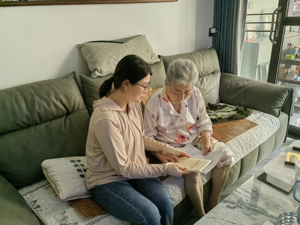 葩金社區(qū)黨總支：送學(xué)上門暖人心 老黨員學(xué)習(xí)“不掉隊(duì)”