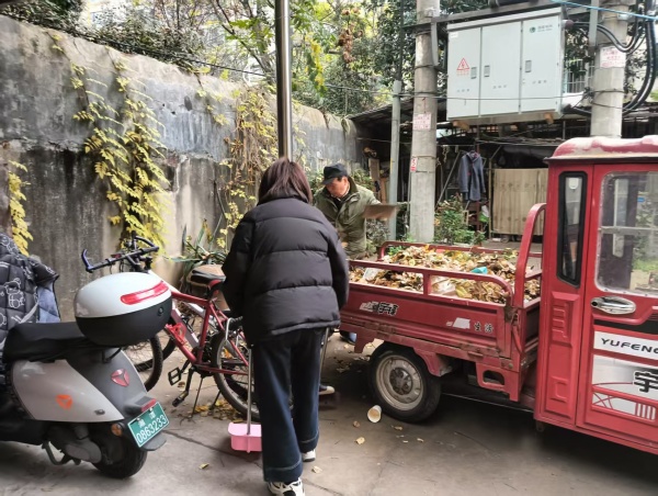 葩金社区开展“净家园”环境卫生整治专项行动