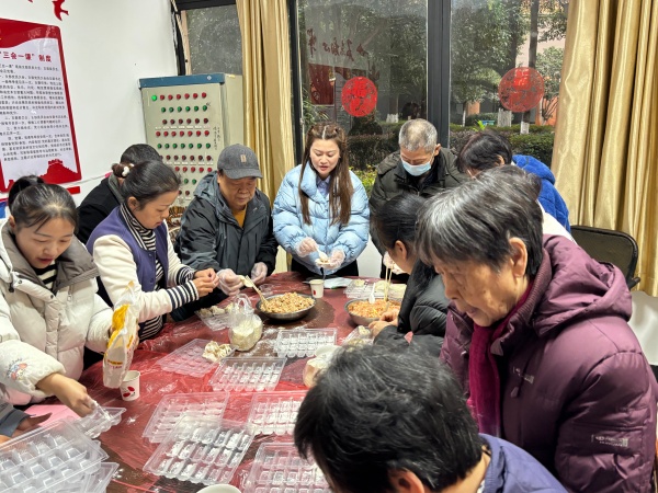 我爱湘潭我的家丨葩金社区：“饺”心传暖意 佳节聚温情