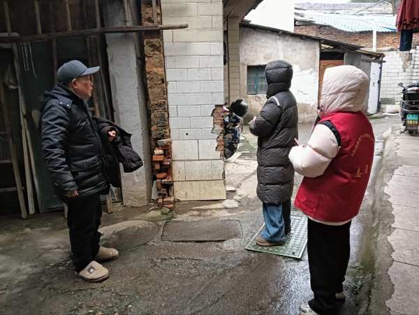 葩金社区：凝聚“三长”力量 “敲门入户”护平安