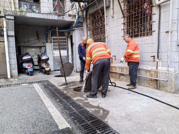 葩金社區(qū)：七個(gè)老舊小區(qū)完成管道“大掃除”