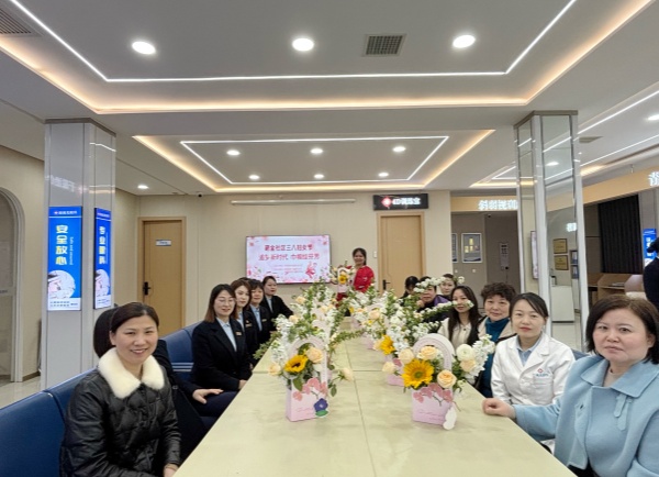 葩金社區(qū)開(kāi)展“追夢(mèng)新時(shí)代 巾幗綻芬芳”主題花藝插花活動(dòng)