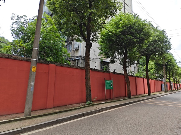 葩金社区：围墙翻新整治焕新颜