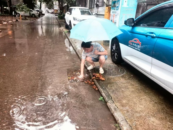 葩金社区：“第一应急响应人”火速出击 暴雨排涝守护畅通