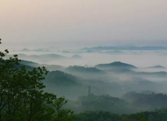 暮春，云蒸霞蔚鹿岐峰