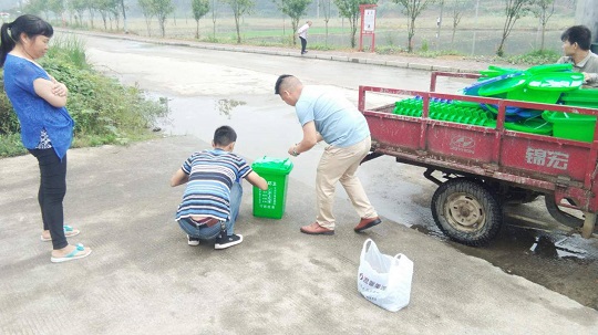 龙塘镇香兰村推进脱贫攻坚提升环境卫生