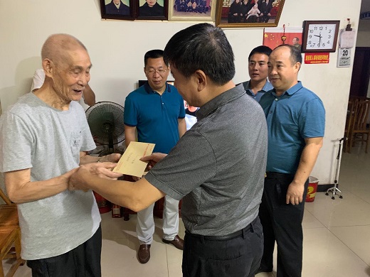 李兴武一行“八一”前夕走访慰问复退军人