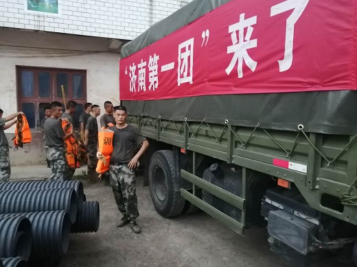 让党旗在抗洪一线高高飘扬　李佐荣：退伍老兵“千里走单骑”支援抗洪抢险一线