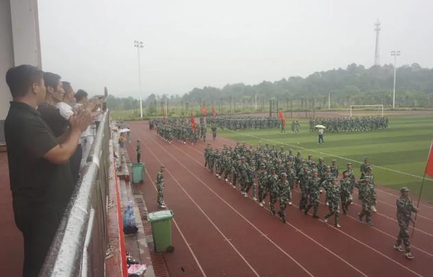 师大附中耒阳分校：九月秋雨大“阅兵”