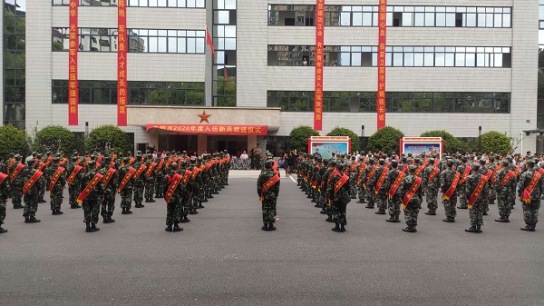 我市261名新兵陆续奔赴军营