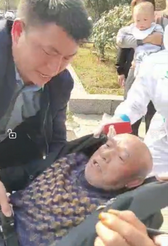 路遇老人摔倒扶不扶？ 他用行动作出回答