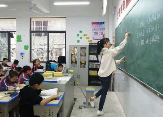 ​拄着拐杖上课！耒阳这位女教师被赞最美最敬业