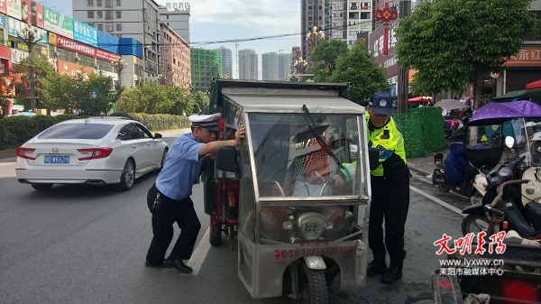 耒阳公安交警全员上岗护路保畅通