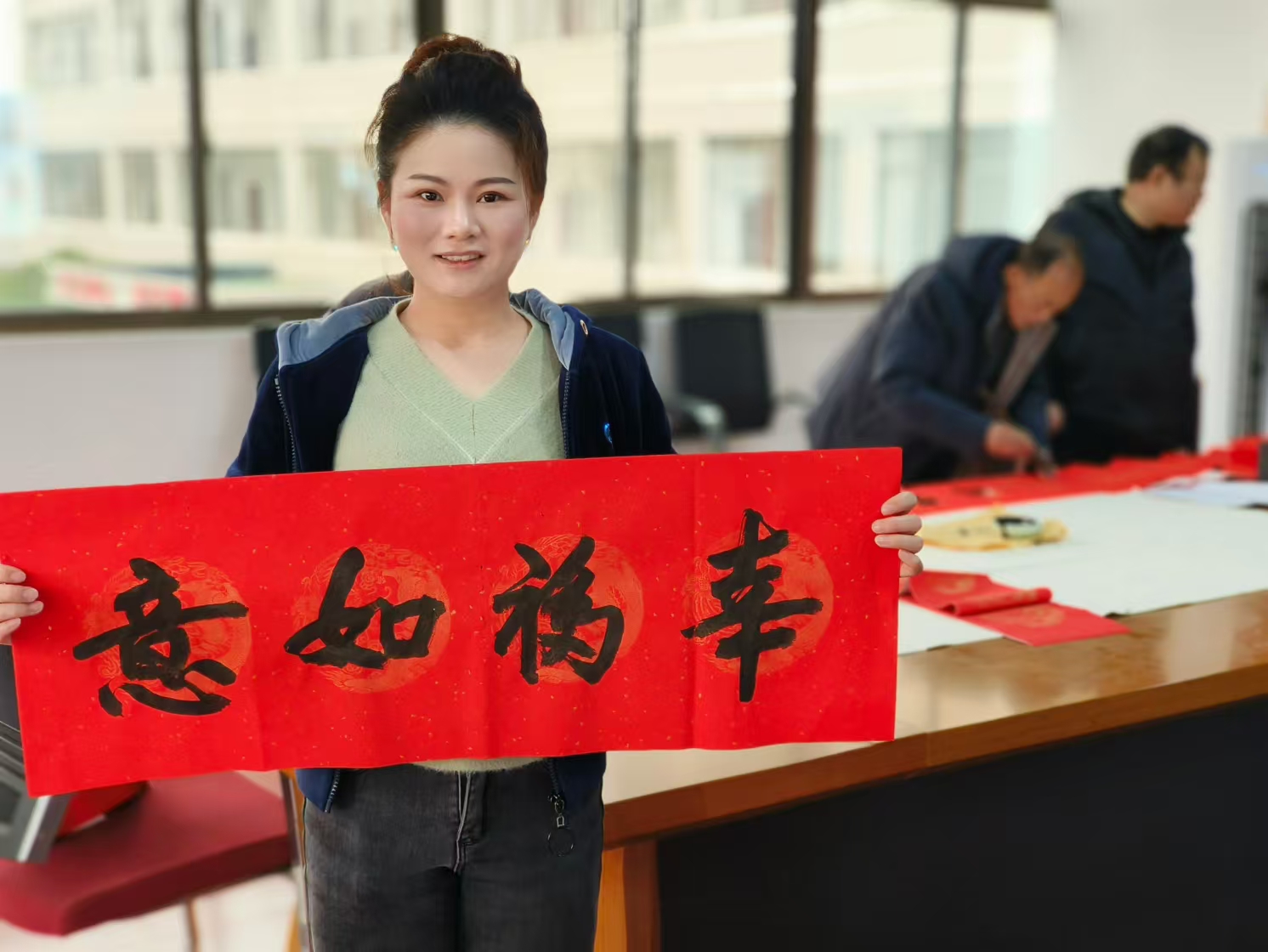 屈子祠镇文联写春联送吉祥暖人心