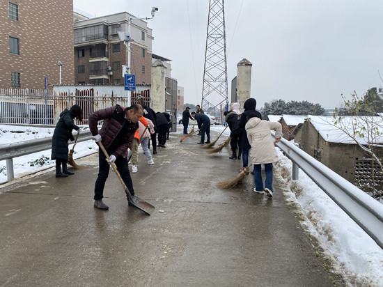 【迎戰(zhàn)冰雪 愛(ài)在寒冬 岳塘在行動(dòng)】東坪街道：黨員干部齊上陣 鏟雪除冰保暢通