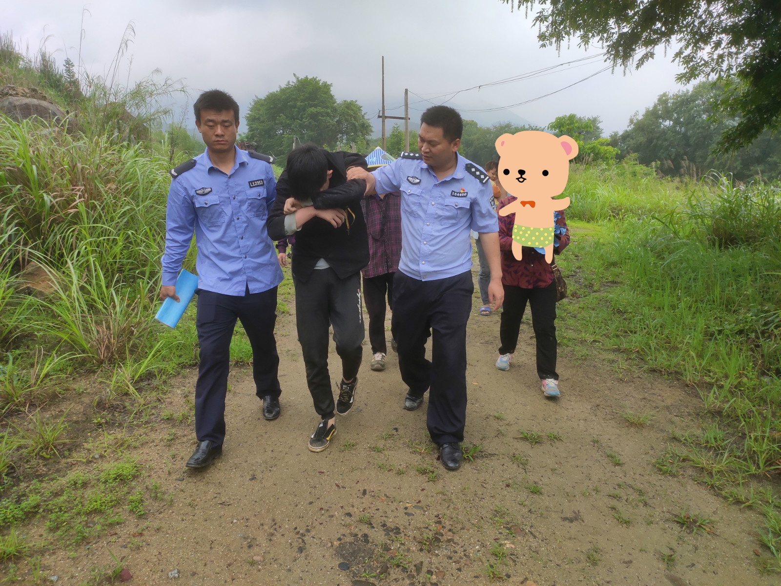 县公安局：叛逆少年欲寻短见，民警苦口婆心劝解成功