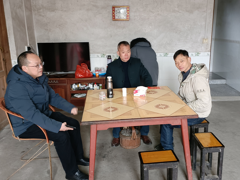 杨向东春节前深入清泉镇走访调研
