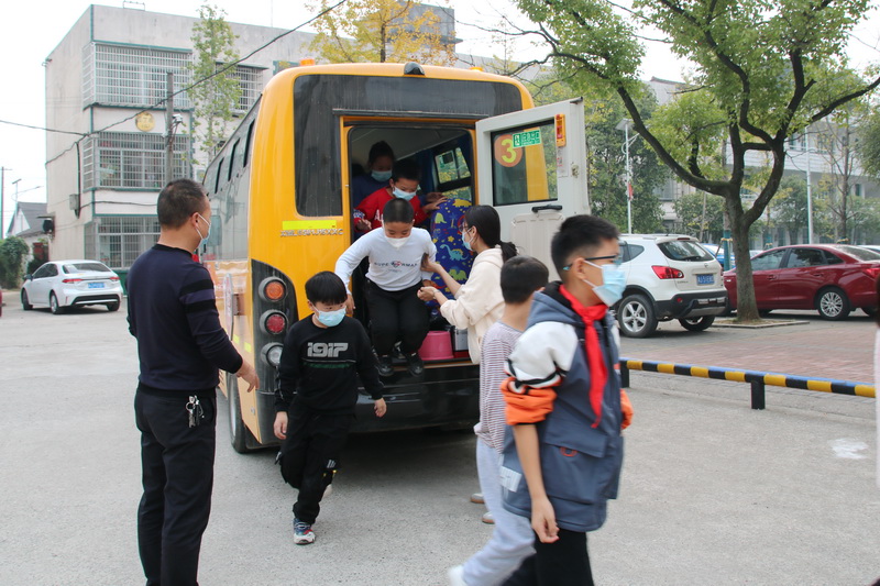 沧港镇中学：举行校车事故应急疏散演练