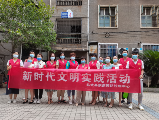 县疾控中心下沉村（社区）助力疫情防控