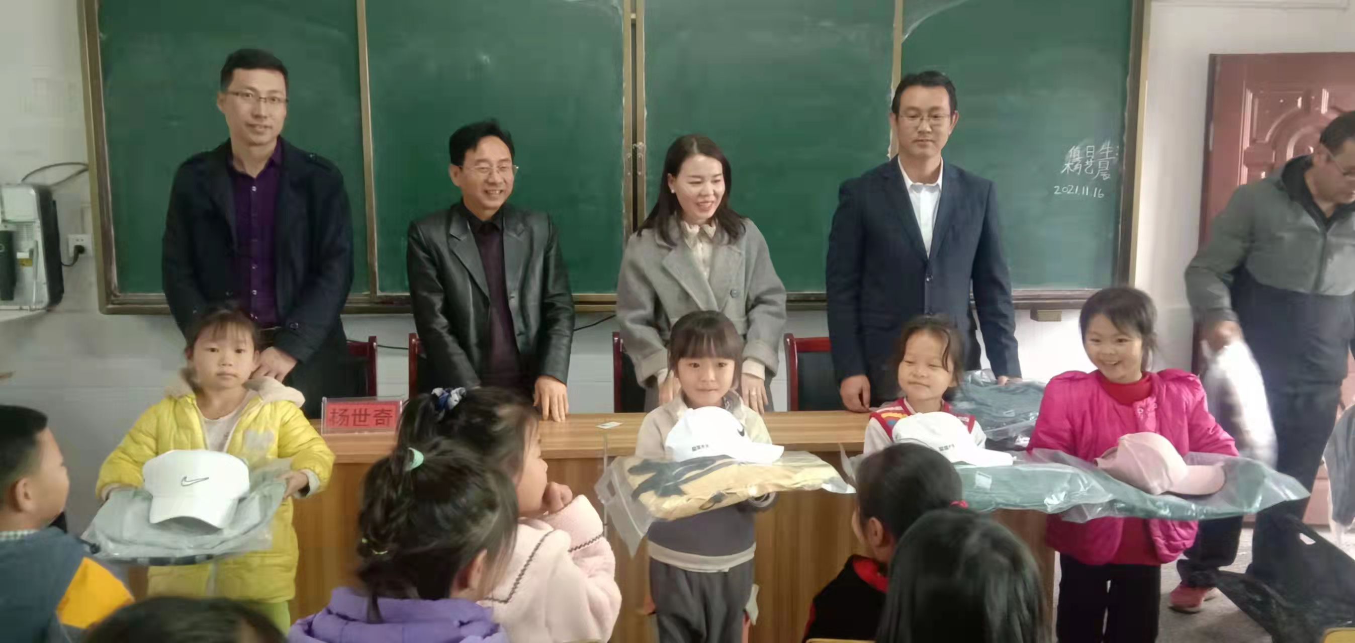 中方：人大代表献爱心  履职助学谱真情