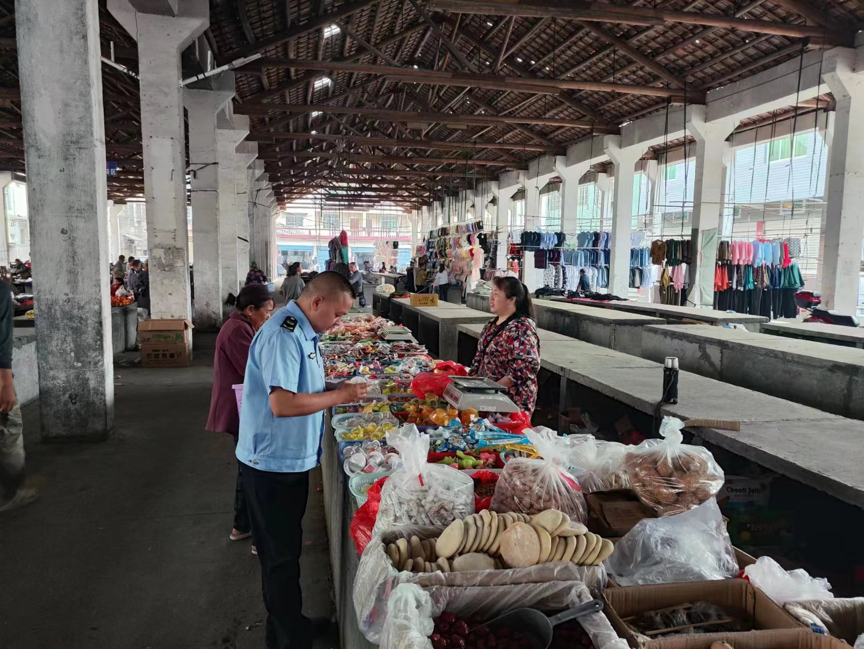 中方县铜鼎镇：赶集日开食品安全生产检查