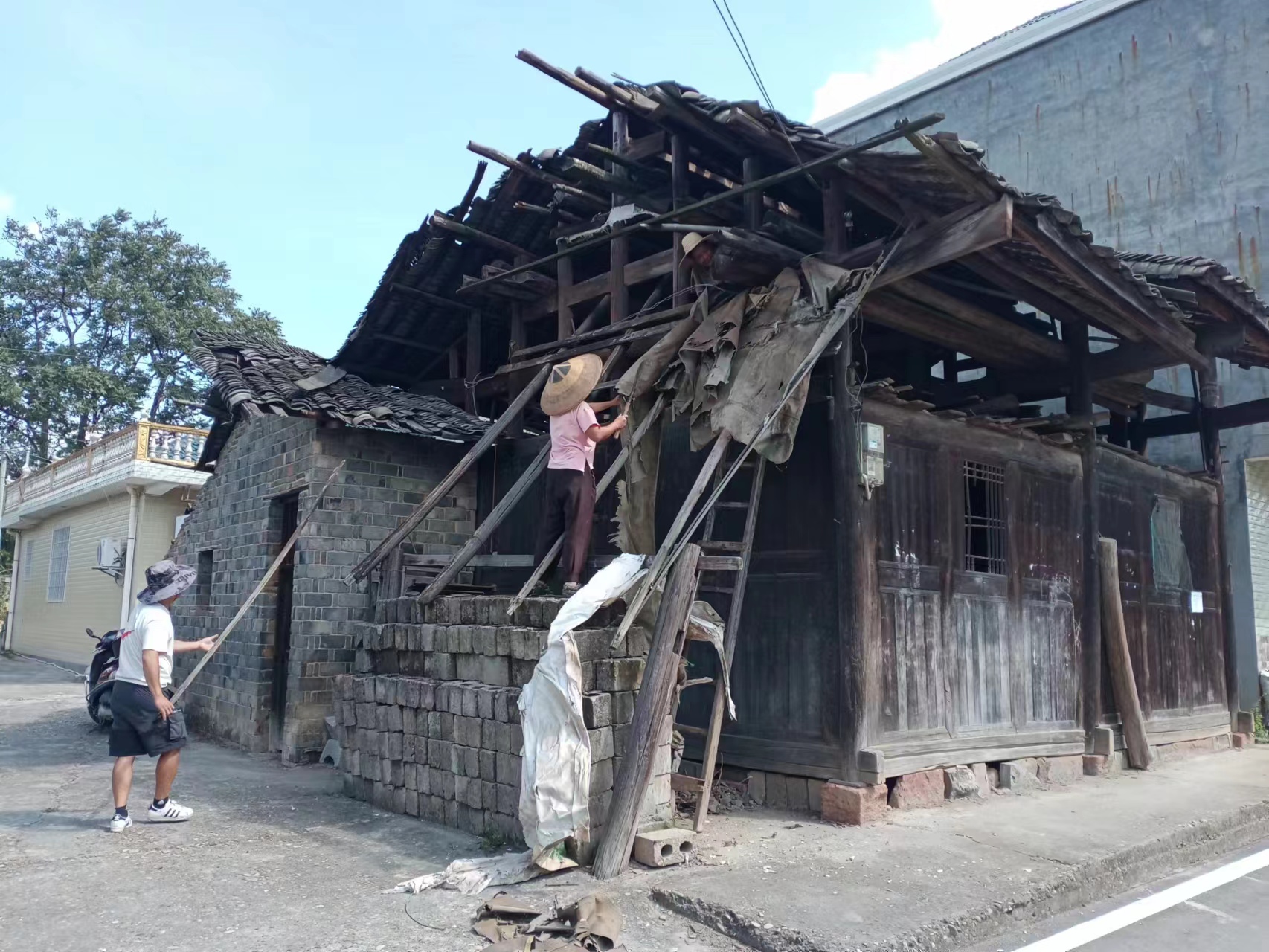 中方县铜鼎镇桐木村：开展危厕危房集中拆除行动