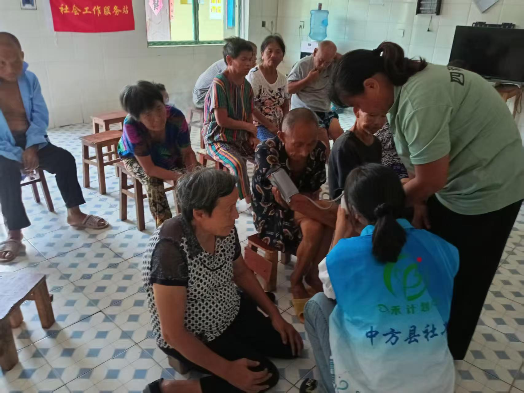 中方县铜鼎镇民政社工站：开展“守护银龄健康，乐享幸福晚年”老年人健康关爱主题活动