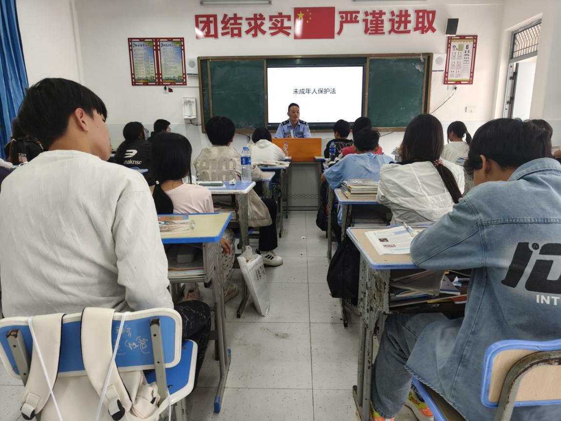 中方县铜鼎镇：开学第一课 守护成长不缺位