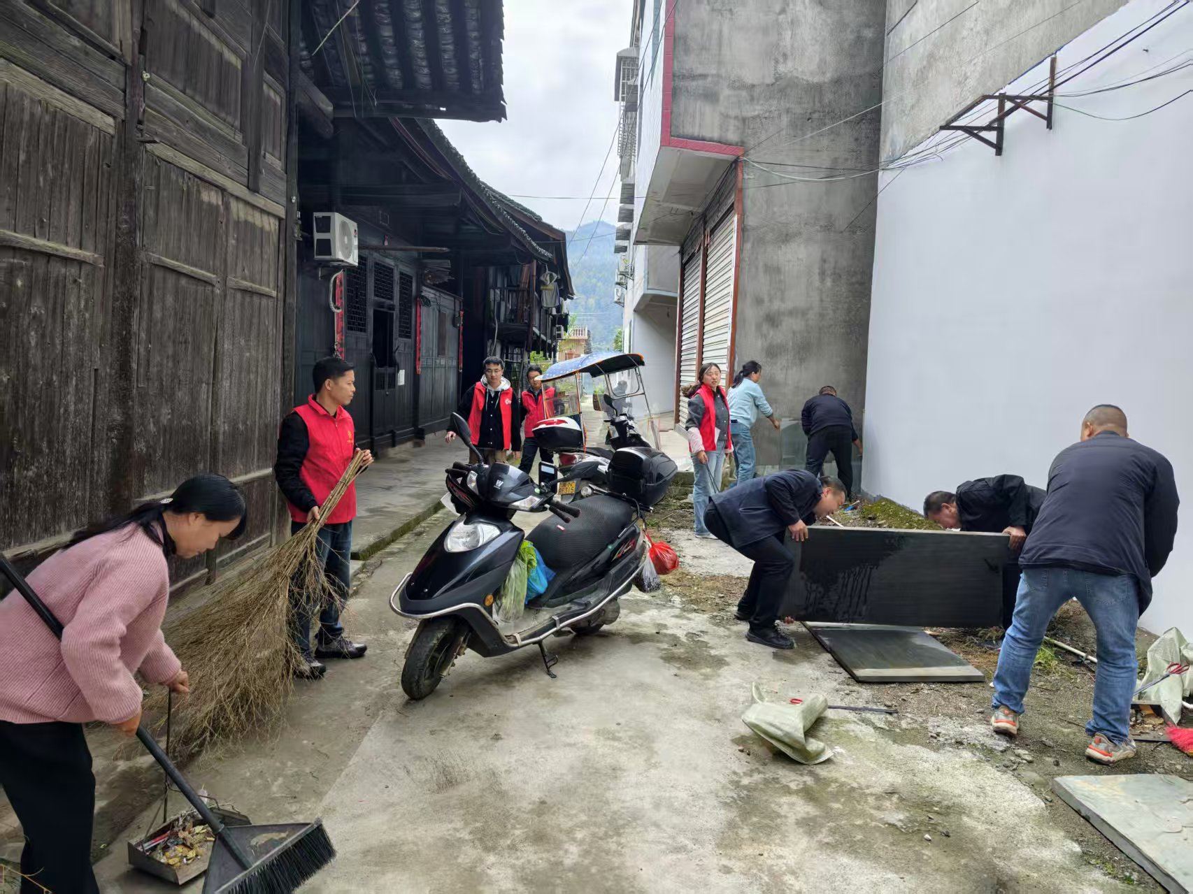 中方县铜鼎镇：文明清扫暖乡野，赶集新风润民心