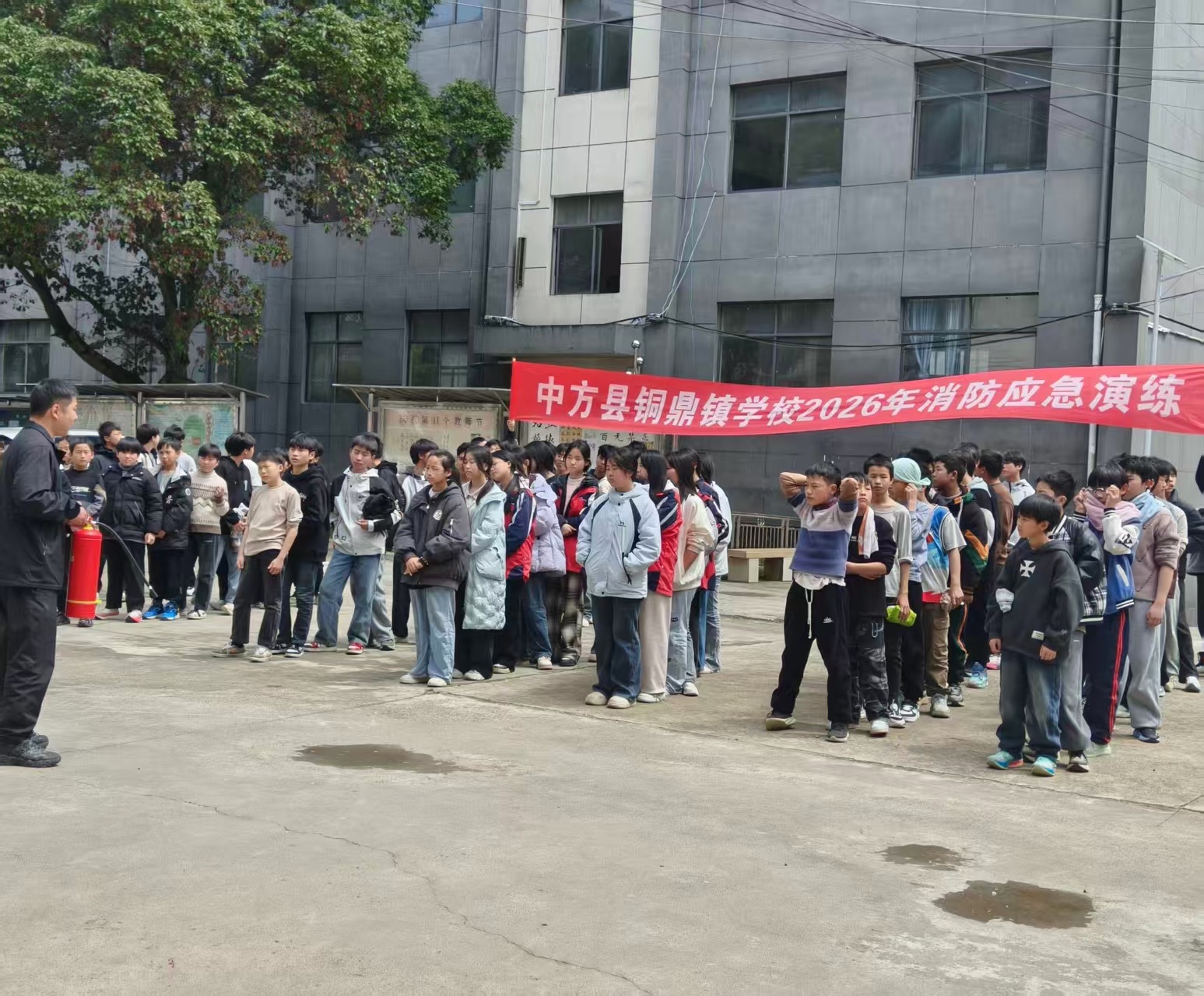 中方县铜鼎镇：消防演练进校园，安全意识记心间