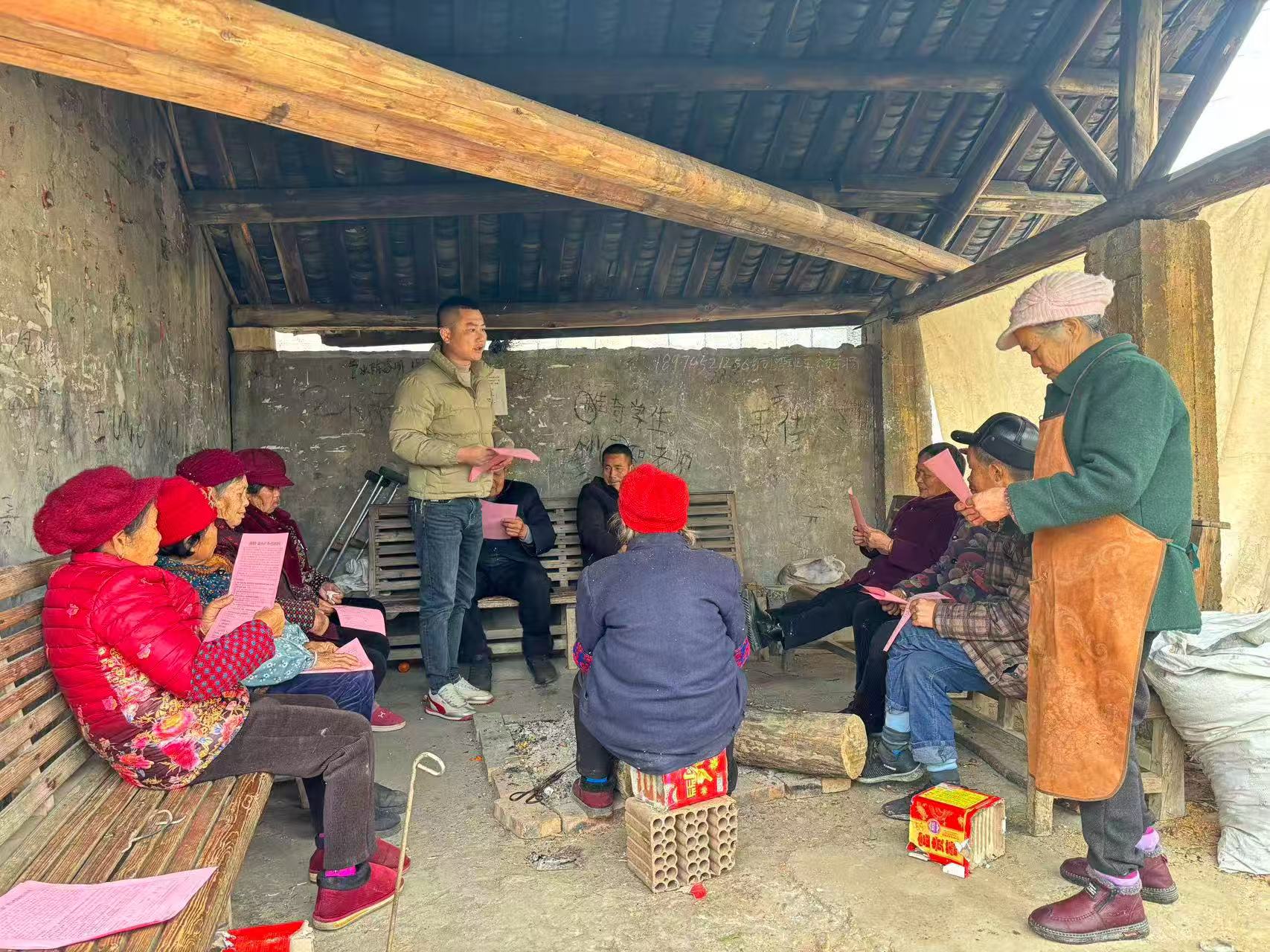 中方县罗家冲村：同心筑防线 防汛护家园