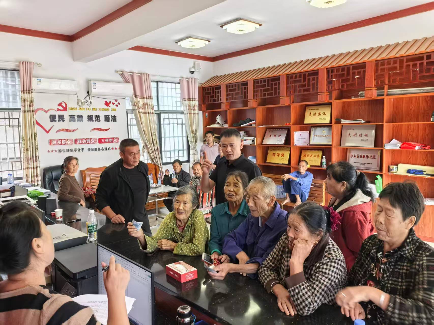 中方县铜鼎镇：党群阵地传政策 赶集服务暖民心