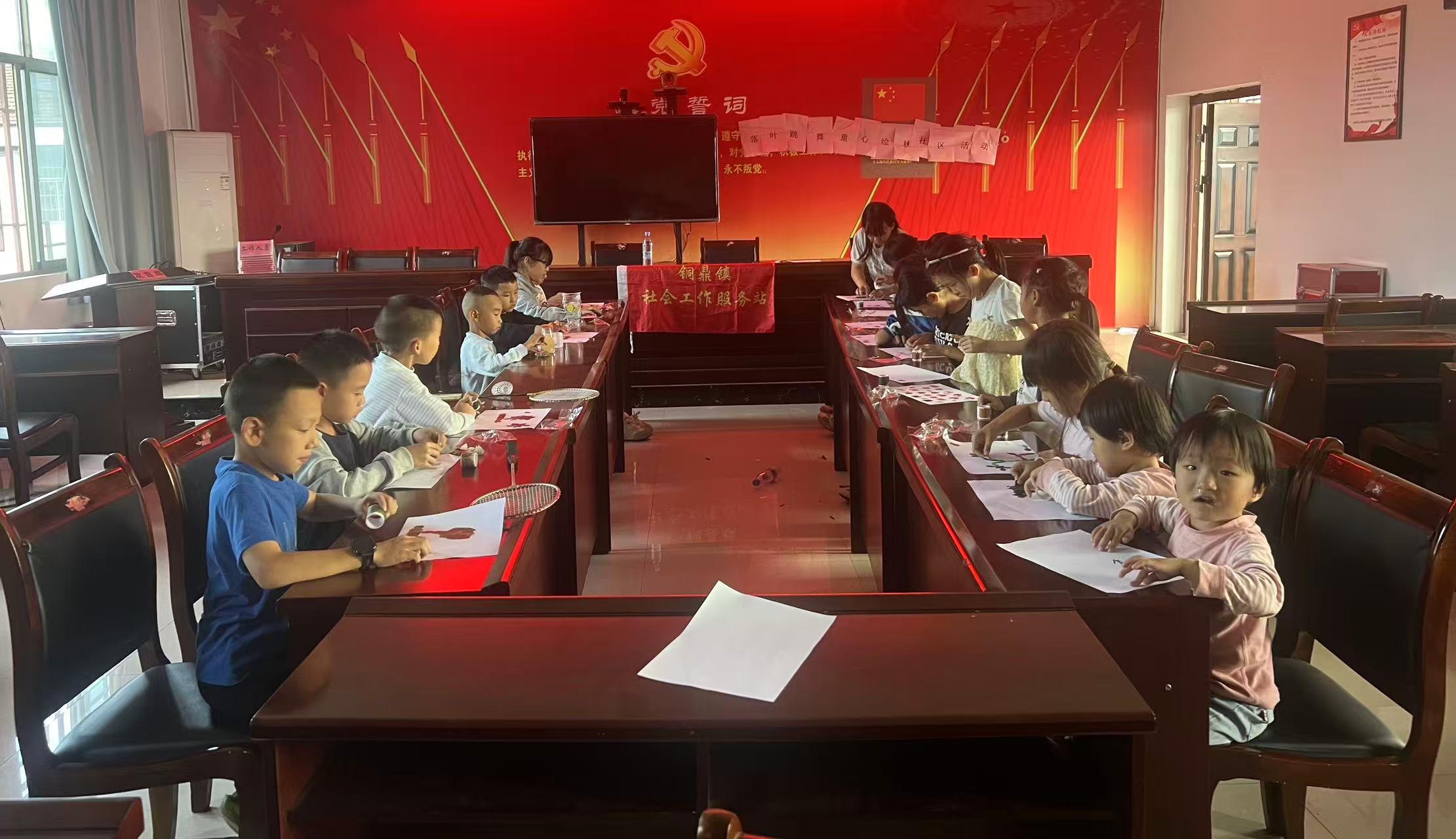 中方县铜鼎镇民政社工站在铜鼎镇开展“落叶跳舞·童心绘秋”儿童手工活动