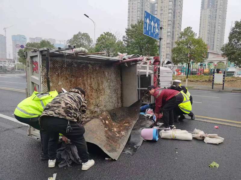 交警正能量：三轮车雨天侧翻 鼎城交警暖心相助