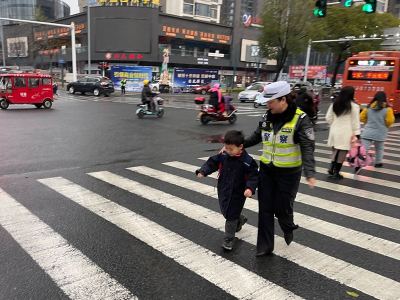 鼎城：警花暖心护学 为师生撑起“安全伞”