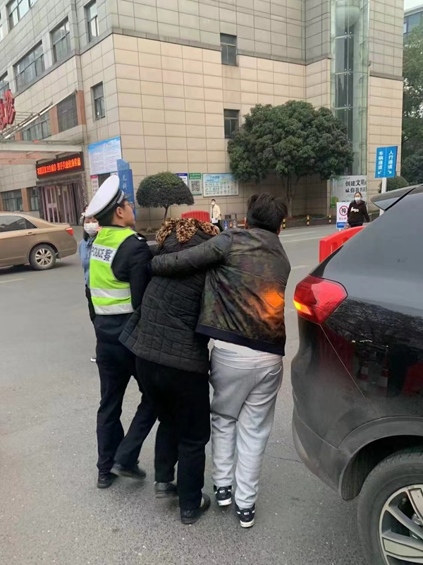鼎城：为生命护航 交警紧急开道护送中风患者就医