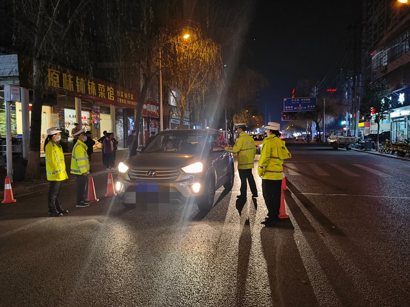 鼎城：交警一路护平安 周末严查酒驾不“打烊”